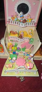 Charmkims huisje met veel poppetjes en meubeltjes ., Ophalen of Verzenden, Gebruikt