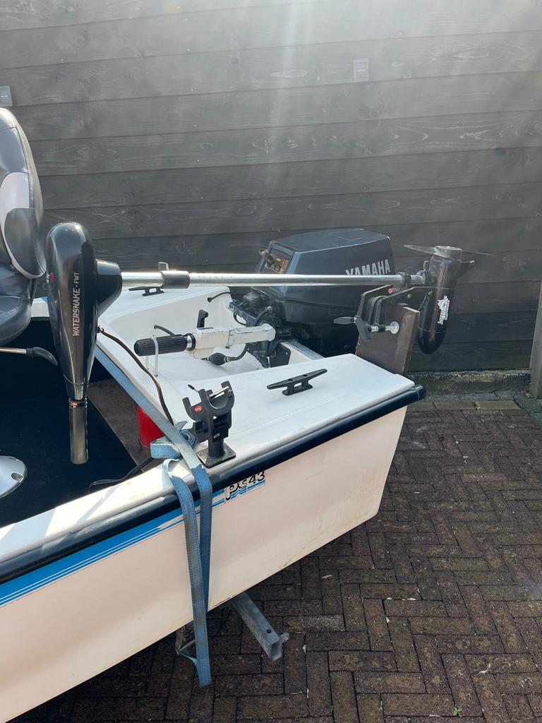 Vissersboot met trailer, twee stoelen en accu, Ophalen, Gebruikt, Tot 10 pk, Overige brandstoffen