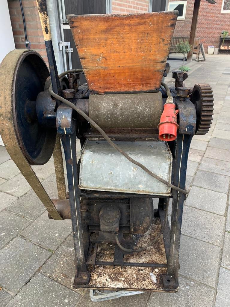 Amandel wrijfmachine, Ophalen