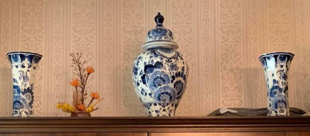 Delfts Blauw Kaststel: 2 Vazen en 1 Pot met Deksel, Ophalen