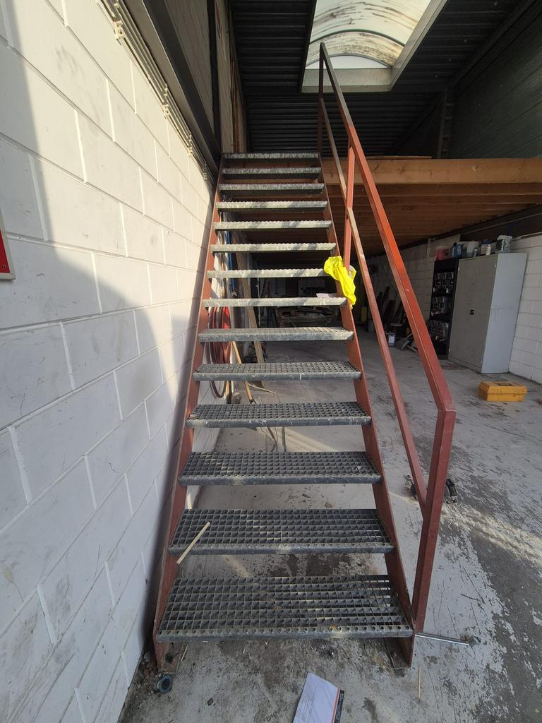 Stalen trap met gegalvaniseerde treden 3,5m, Doe-het-zelf en Verbouw, Ladders en Trappen, Ophalen of Verzenden, Zo goed als nieuw