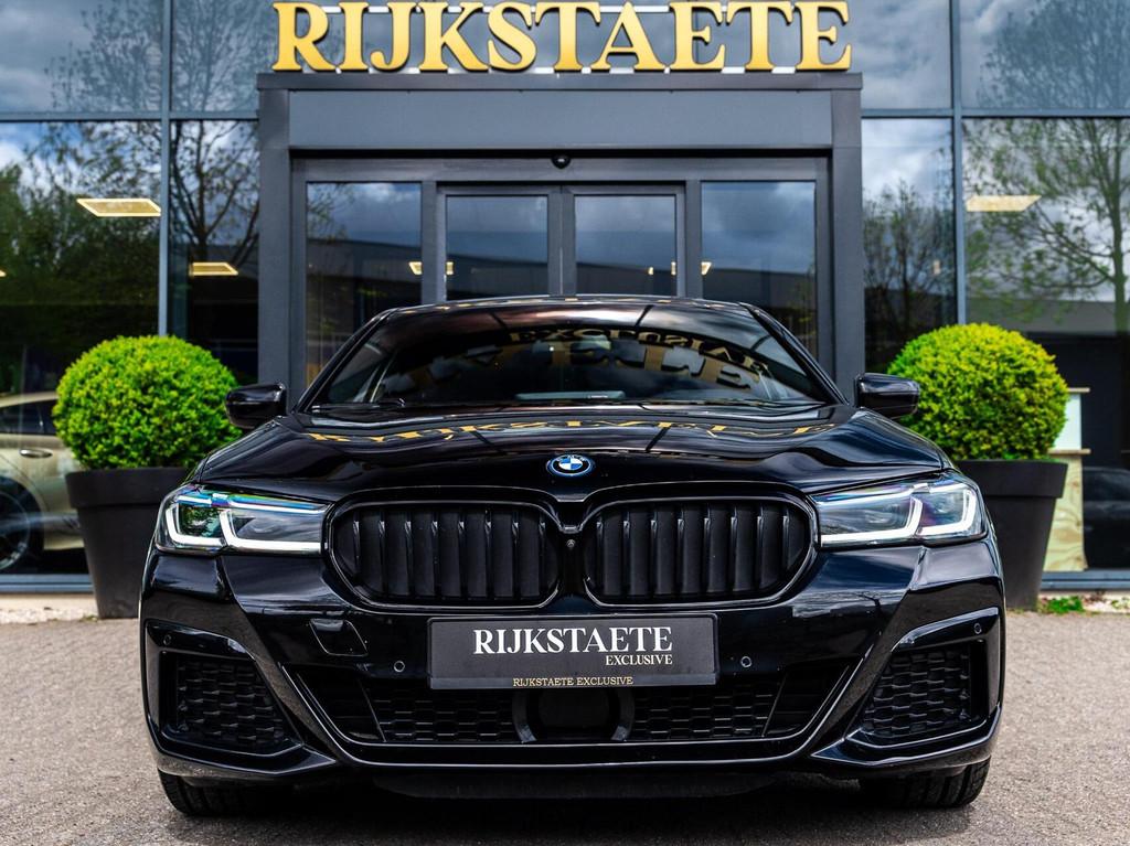 BMW 5-serie 545e xDrive M-SPORT|PANO|360°|H&K|ACC|20'', Auto's, BMW, Automaat, Gebruikt, 394 pk, Zwart