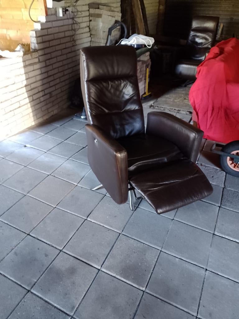 Twee comfortabele relaxstoelen van leer/kunststof, Ophalen of Verzenden, Gebruikt, Leer