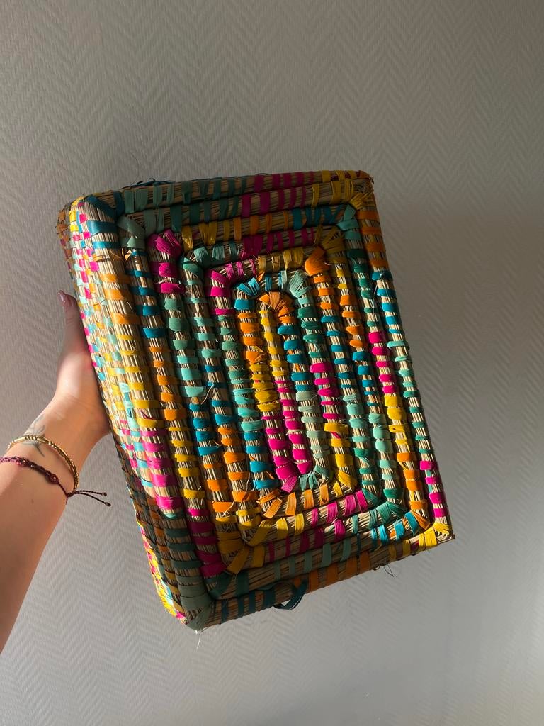 Gevlochten rieten mand in vrolijke kleuren, Mand, Ophalen of Verzenden, Zo goed als nieuw, Riet