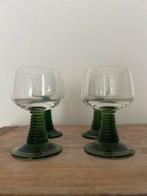 Wijnglazen, roemer, groene voet. Vier glazen., Antiek en Kunst, Ophalen of Verzenden