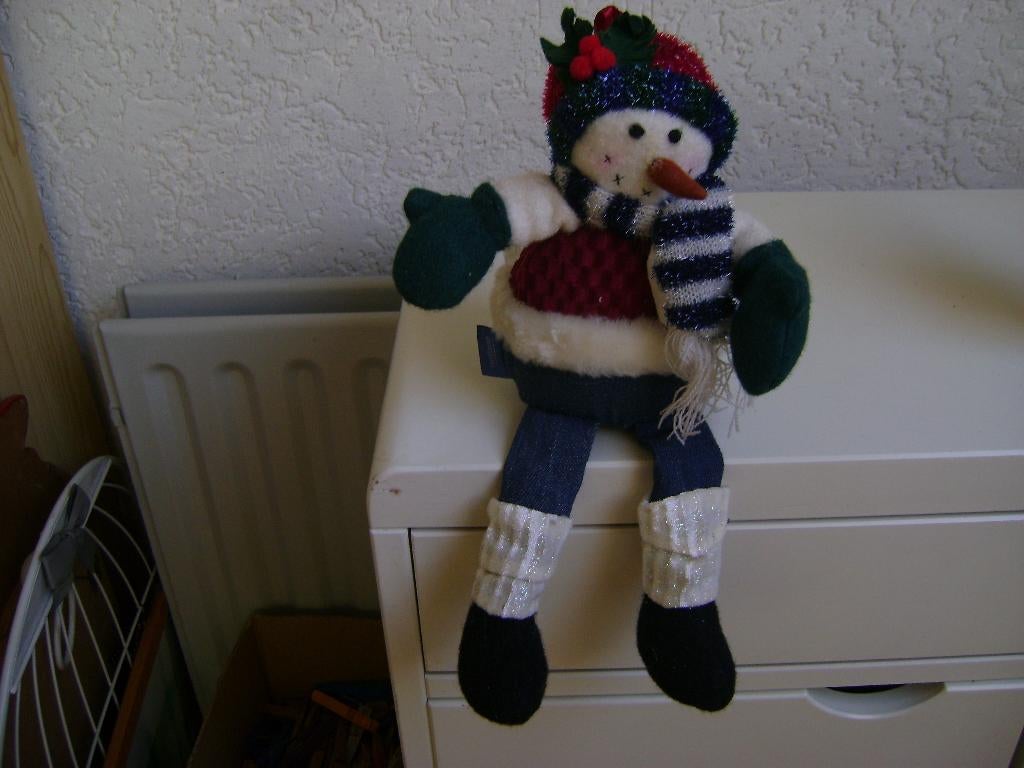 sneeuwpop met stoffen muts sjaal broek en wanten 15cm hoog, Ophalen of Verzenden, Zo goed als nieuw