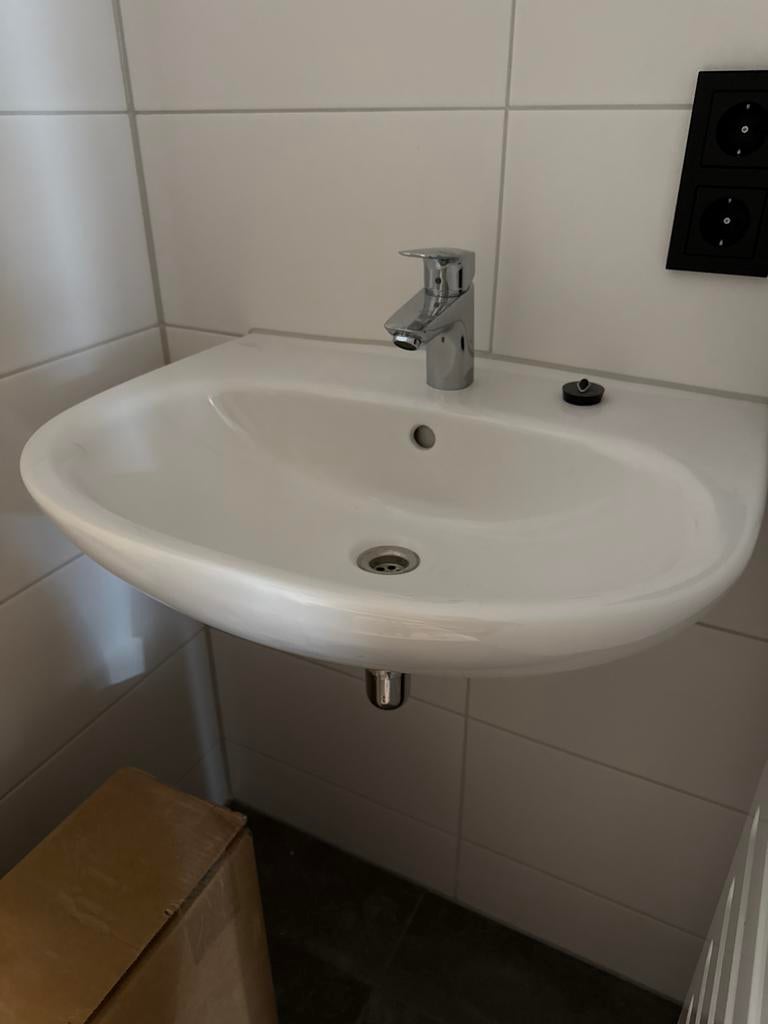 Villeroy & Boch wastafel met kraan en sifon, Doe-het-zelf en Verbouw, Sanitair, Ophalen, Zo goed als nieuw, Chroom, Wastafel