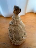 Antiek porseleinen beeldje dame met kanten jurk, Verzamelen, Beelden en Beeldjes, Ophalen of Verzenden, Gebruikt, Mens