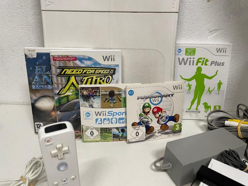 Wii met een paar spellen, Ophalen of Verzenden, Zo goed als nieuw, Met 1 controller, Met stuurtje