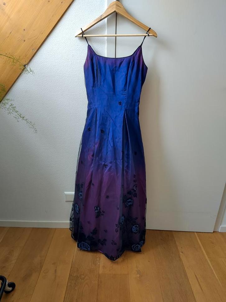 Lange avondjurk maat S met elegante bloemen, Kleding | Dames, Jurken, Zo goed als nieuw, Maat 38/40 (M), Paars, Onder de knie