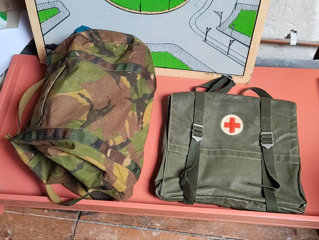 Twee oude legertassen, Verzamelen, Ophalen of Verzenden, Landmacht, Nederland, Overige typen