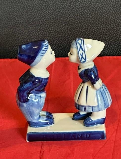 beeldje kussend paartje/ kussend boer en boerin Delfts blauw, Ophalen, Gebruikt, Mens