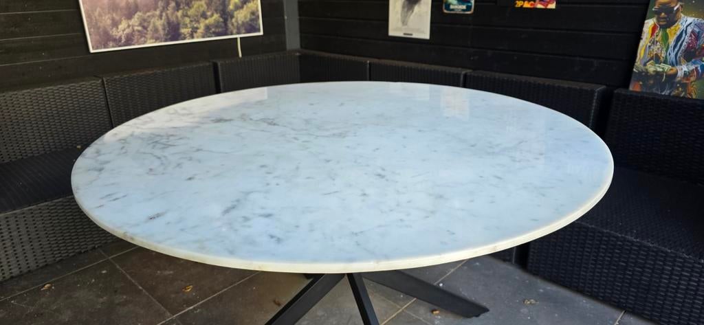 Ronde marmeren eettafel 130cm met zwart onderstel, Huis en Inrichting, Tafels | Eettafels, Ophalen, Gebruikt, Overige materialen