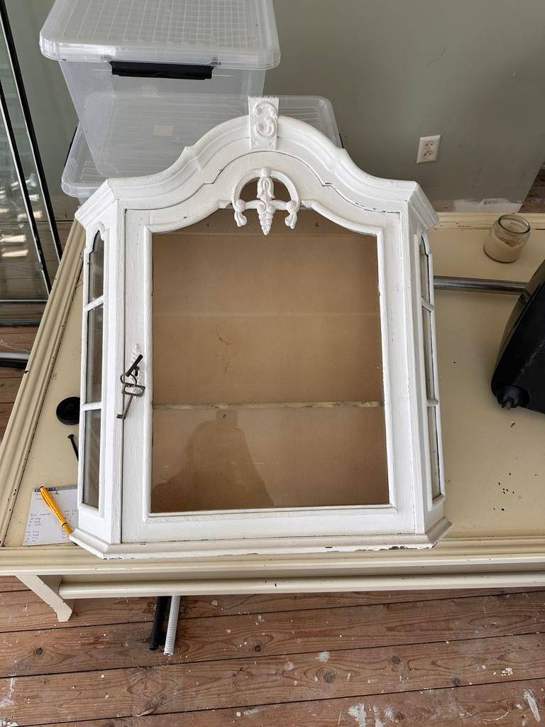 Antieke witte wandvitrinekast met glazen deur, Huis en Inrichting, Kasten | Vitrinekasten, Ophalen, Gebruikt, 50 tot 100 cm, Minder dan 25 cm