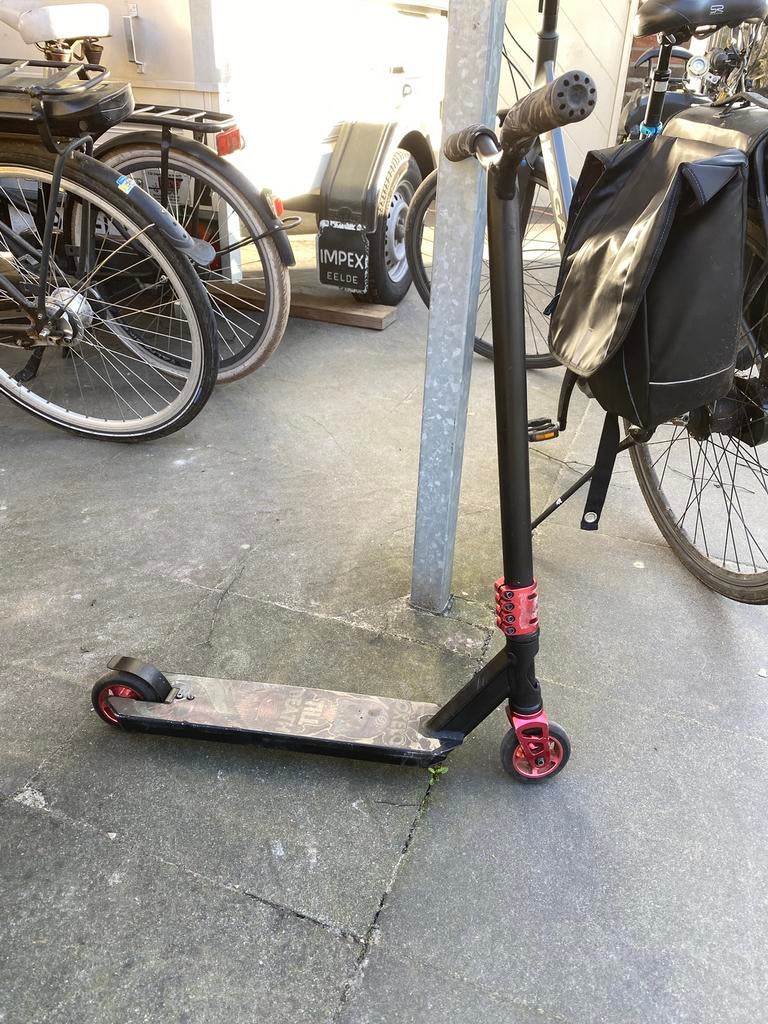 Stuntstep zwart/rood – in goede staat, Fietsen en Brommers, Steps, Ophalen of Verzenden, Zo goed als nieuw, Gewone step