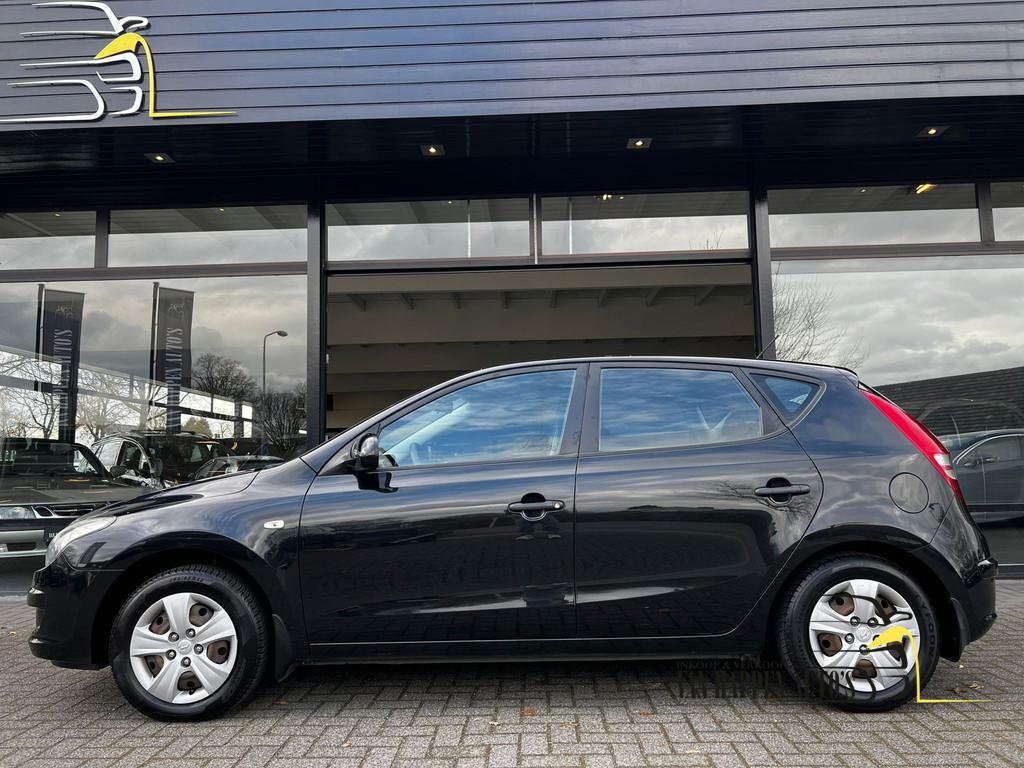 Hyundai I30 1.4i Active Cool / apk 3-2027, Voorwielaandrijving, Gebruikt, 1396 cc, Zwart