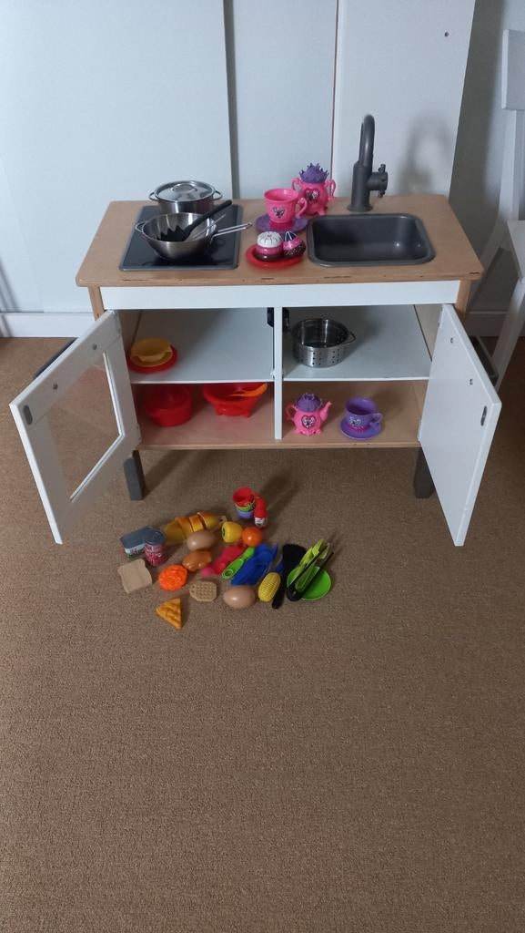 Leuk keukentje met keukenspullen, Ophalen