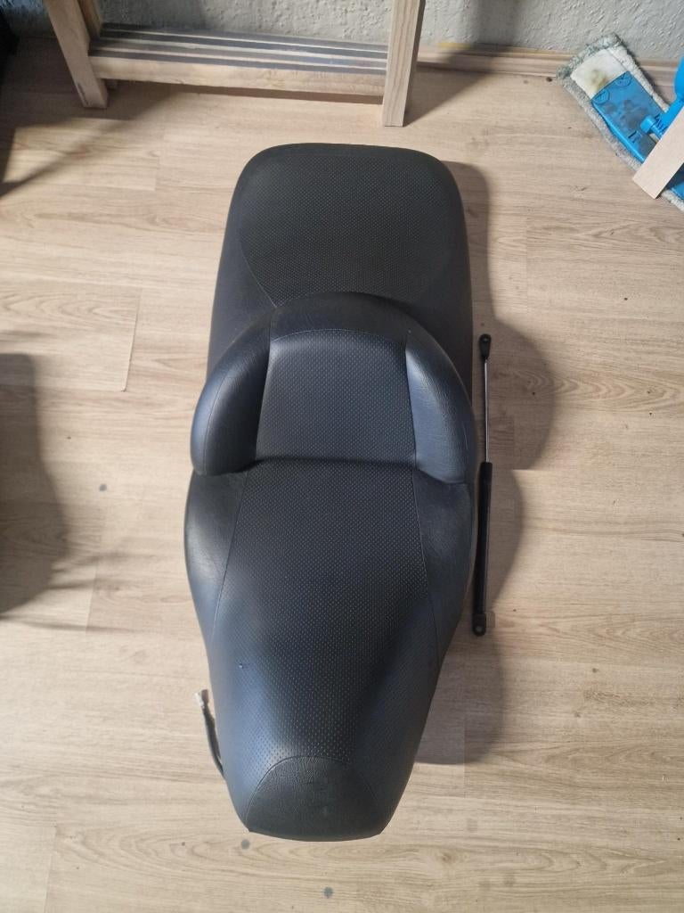Suzuki Burgman AN400 2001- 2002 zadel / buddyseat, Van Kleef Motoren, Gebruikt, Dorsvloerweg 419, 2661MN Bergschenhoek, Ophalen of Verzenden