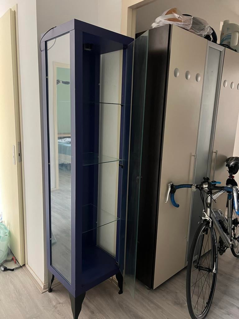 Donkerblauwe vitrinekast met glazen planken, Ophalen, Minder dan 50 cm, Gebruikt, Glas