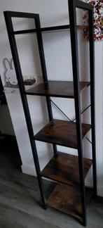 Zwarte kast met houten planken, Ophalen